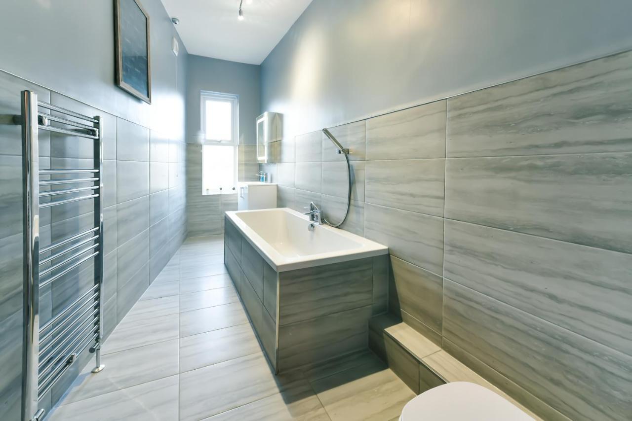 4 Bedroom, 2 Bathroom House - Free Parking 폰트프랙트 외부 사진