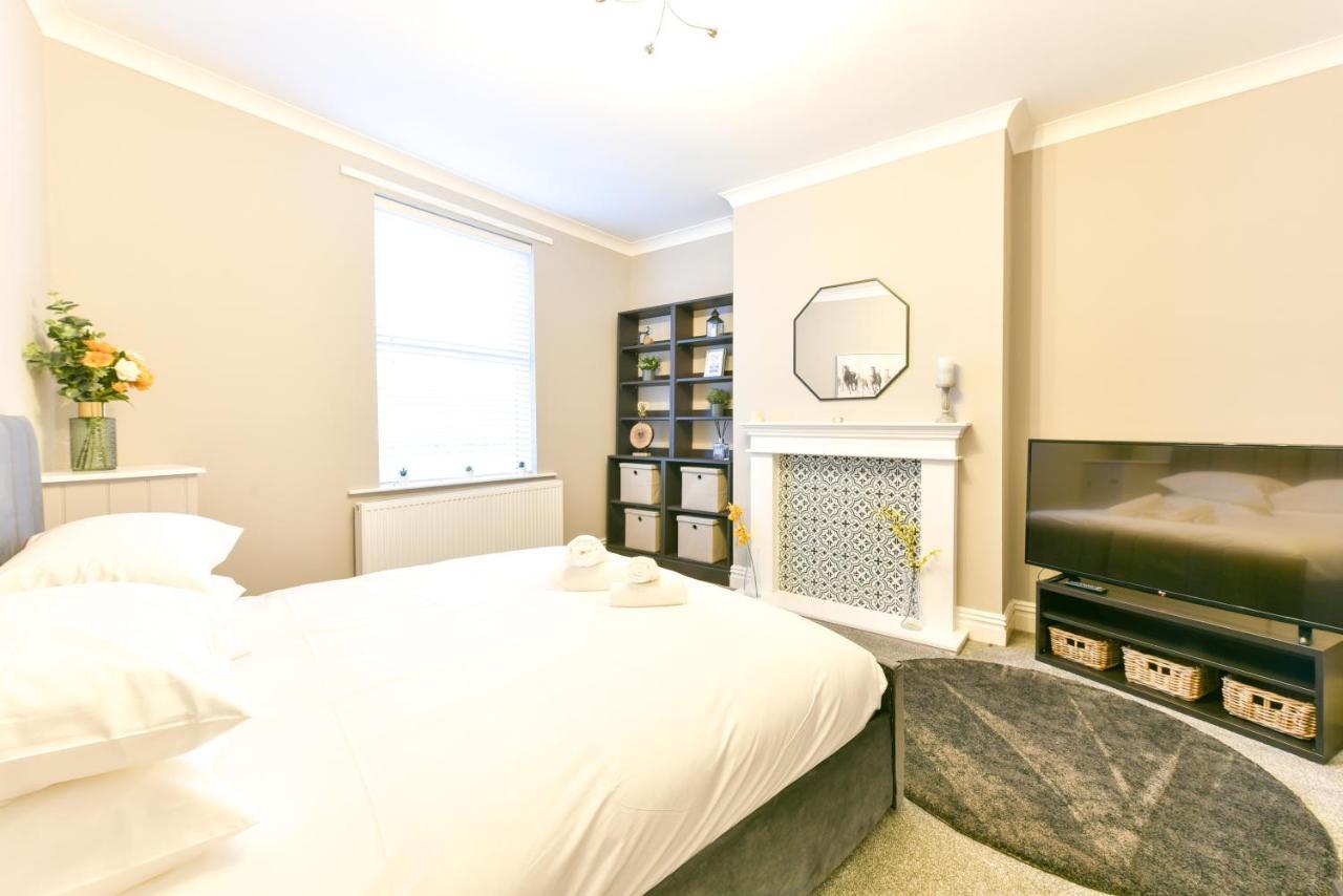 4 Bedroom, 2 Bathroom House - Free Parking 폰트프랙트 외부 사진