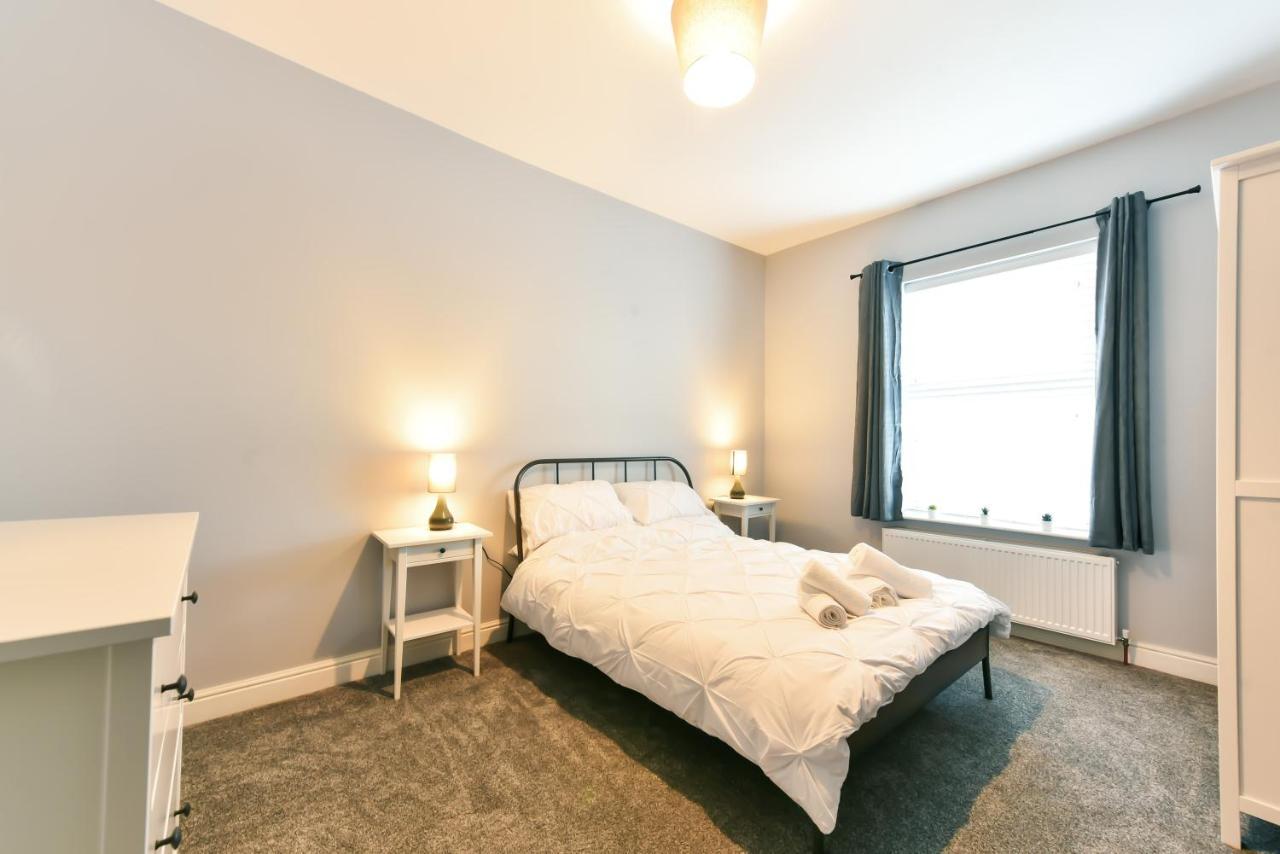 4 Bedroom, 2 Bathroom House - Free Parking 폰트프랙트 외부 사진