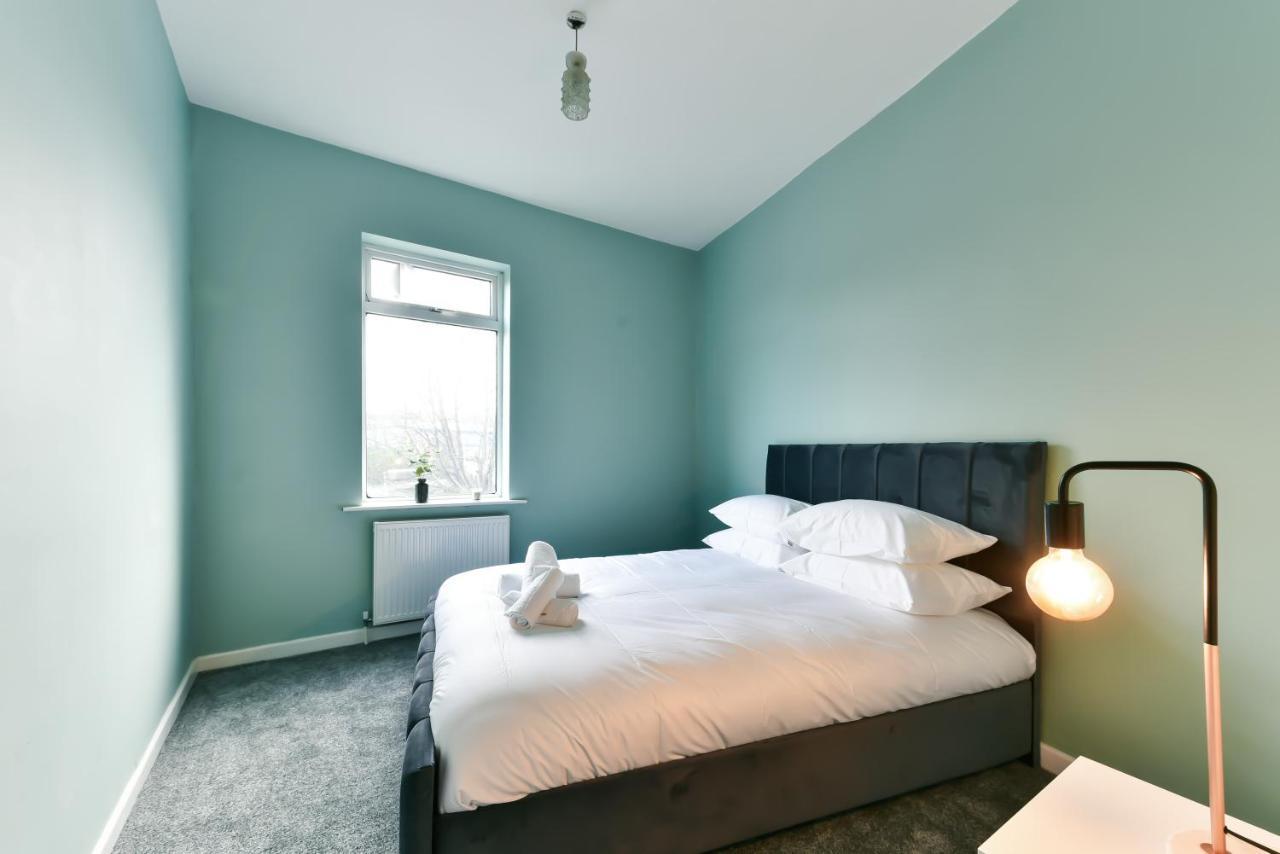 4 Bedroom, 2 Bathroom House - Free Parking 폰트프랙트 외부 사진
