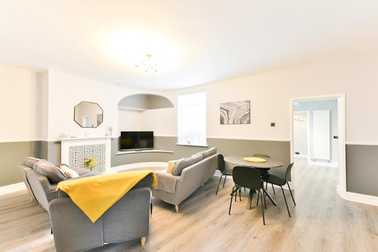4 Bedroom, 2 Bathroom House - Free Parking 폰트프랙트 외부 사진