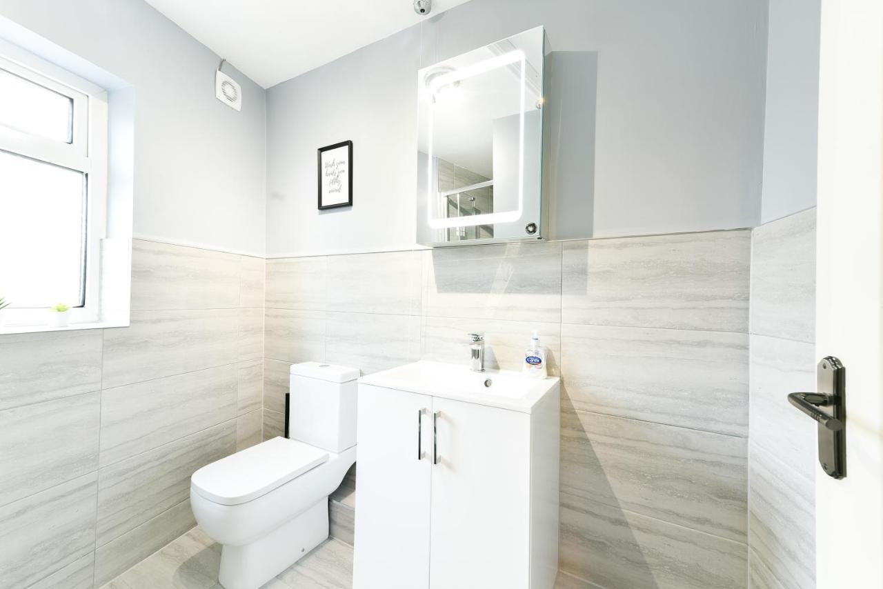 4 Bedroom, 2 Bathroom House - Free Parking 폰트프랙트 외부 사진